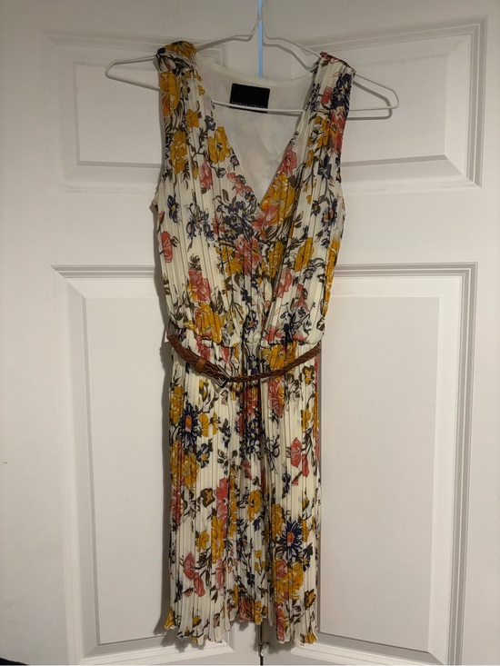 Cynthia Rowley Dresses & Skirts - Sleeveless Floral V-Neck Pleated Dress in Cream and Yellow with removable belt